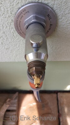 Wasserhahn mit abgezogenem Drehknauf