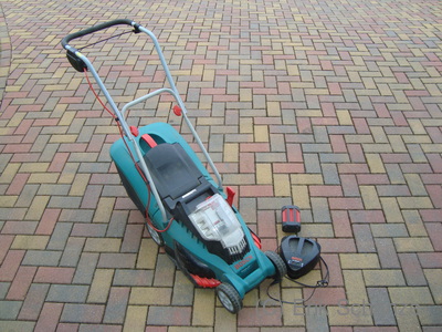 Bosch Rotak 37 LI mit Akku und Ladegerät