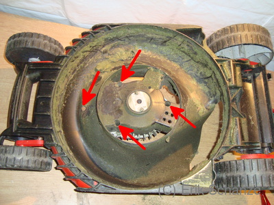 Schrauben des Motors