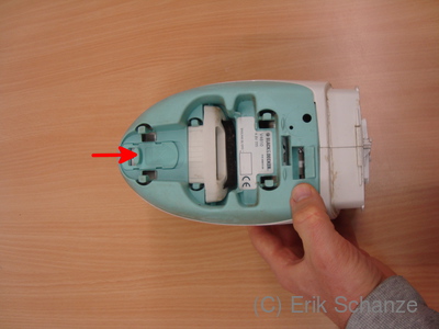 Abdeckung der Unterseite des Motorgehäuses entriegeln