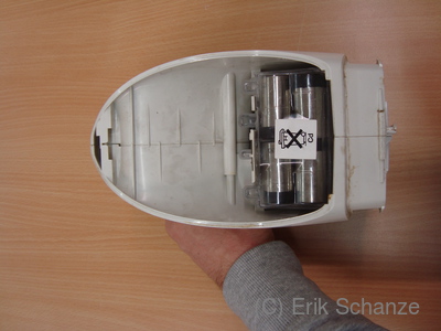 Abdeckung der Unterseite des Motorgehäuses entfernt