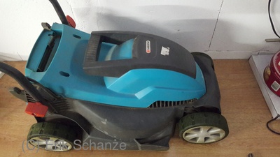 Rasenmäher auf der Werkbank