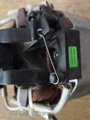 Kohlebürstenfeder aushängen