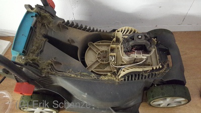 Rasenmäher geöffnet