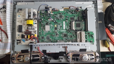 Abschirmkäfig entfernt, Blick auf die Hauptleiterplatte