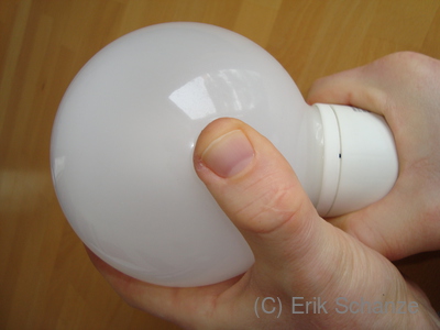 Lampe mit beiden Händen halten