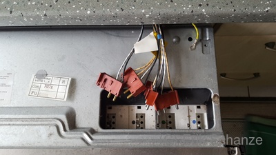 Stecker und Schutzleiter ab