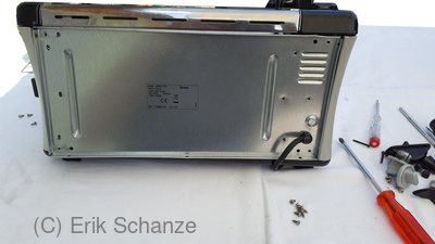 alle Schrauben am Bodenblech raus