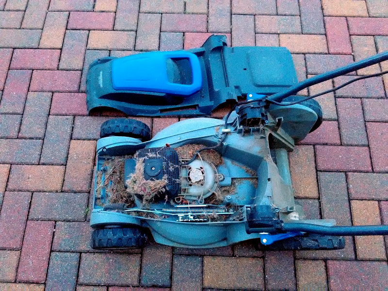 Rasenmäher mit viel Heu drin